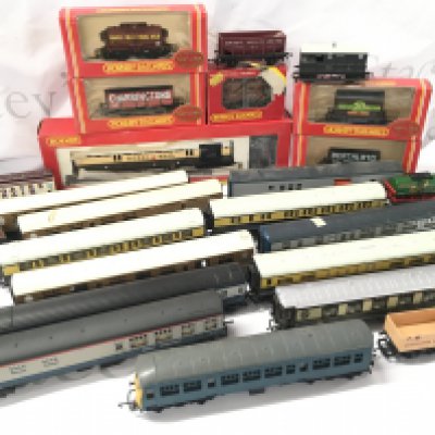 A Collection Of Boxed And Loose 00 Gauge Coaches And Wagons. No Reserve.