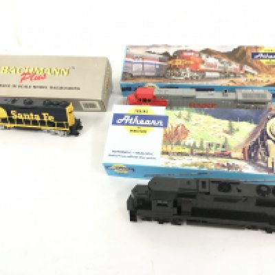 3 boxed HO gauge model railway locomotives by Bachmann plus. Santa Fe 2894. No. 11504 and Athearn. 4751 and 4940. No reserve