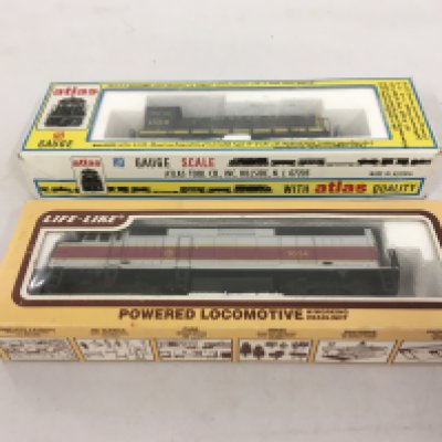 2 X Boxed HO gauge model railway locomotives includes Atlas S.4 Diesel no.8277 and Life Like F40. No reserve