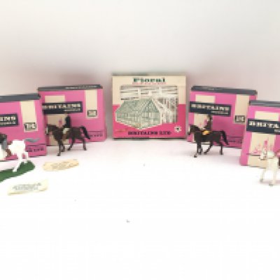 A Collection of 5 Boxed Britains. 4 Horse Riders And A Miniature Garden.