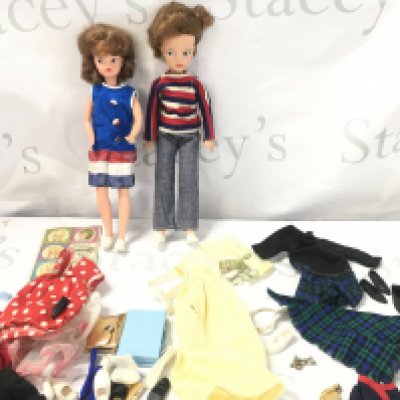 A Bag Containing 2 Vintage Sindy Dolls And A Collection Of Clothes.