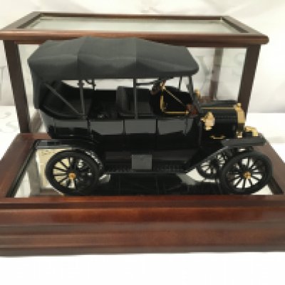 A Cased Franklin Mint. 1913 Ford Model T. 1/16 Scale No Reserve.