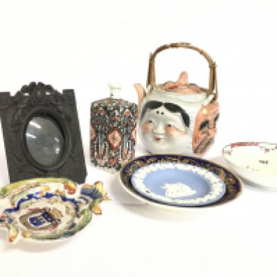 A collection of porcelain including a Wedgwood dish, Banko ware five faces teapot, Imari vase etc. This lot cannot be posted