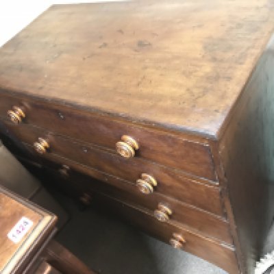 An oak Victorian chest of drawers with splayed legs. Dimensions 52x99x99cm- NO RESERVE