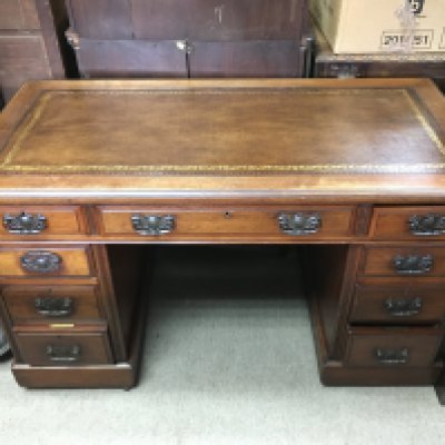 A Victorian Mahogany desk inset with a leather top, dimensions 59x120x70 cm