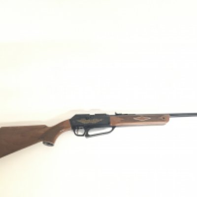 A Powerline Model 922 .22 Calibre air rifle made in the USA, 95cm long. Cannot be posted