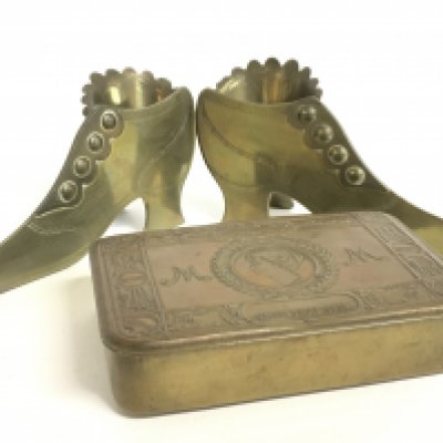 A trench art pair of free standing ladies shoes and a WW1 christmas 1914 tin. Postage category B- NO RESERVE