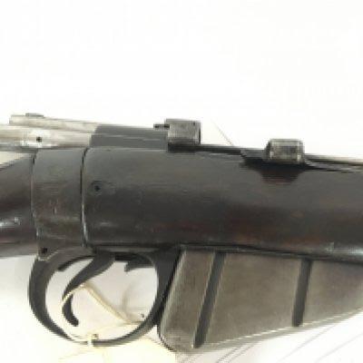 WITHDRAWN - A rare Long Le Enfield rifle No 1 Mk 1 date 1900 with bolt action and magazine full length walnut stock action stamped 1118 and EZ 3081 trigger collar with crown Enfield 1900 LE 1 the stock with inset brass plaque stamped 1721. 1.95. Barrel stopped sold under section 58 (2) 1969 Firearms act Antique rifle. No license required.