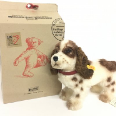 A boxed Steiff Lupi Spaniel 031670 , 25cm tall. With tags. Postage category C