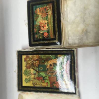 2 papier-m&acirc;ch&eacute; boxes.