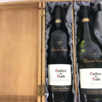 Casillero Del Diablo red and white wine box set, this lot cannot be posted.