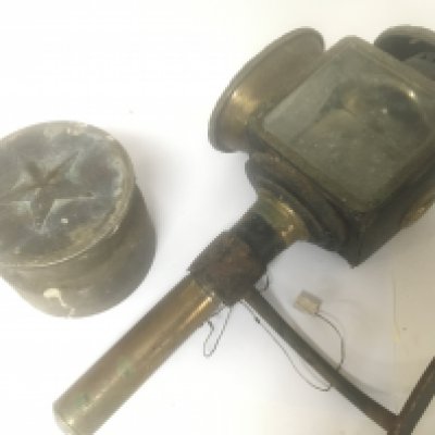 A Victorian brass and metal horse drawn Coach lamp and an unusual metal vessel with star emblem (2) NO RESERVE