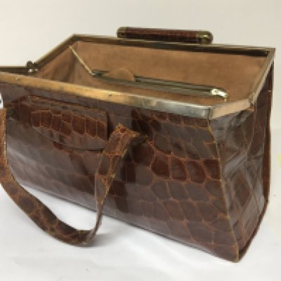 A Vintage ladies hand bag made of alligator skin with a well fitted interior. 34x15cm approximately.- NO RESERVE