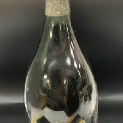 A vintage 1971 bottle of Mo&euml;t & Chandon Champagne, Vintage 1971. (D)