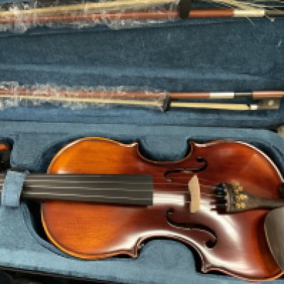 A Modern cased student violin. (D)