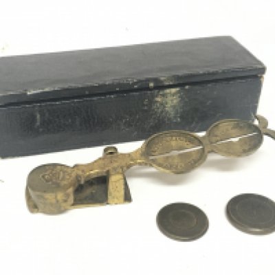 A set of Victorian brass Sovereign scales.