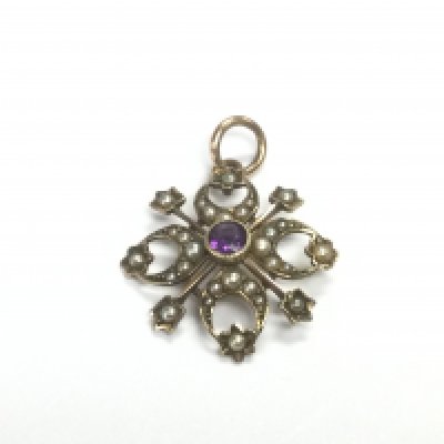 An Edwardian 9ct gold pendant set with a central amethyst and seed pearls, approx 1.5g. Shipping category A.