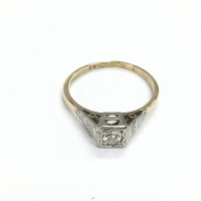 A 1920s 18ct gold and platinum diamond solitaire ring, approx 2.5g. Shipping category A.
