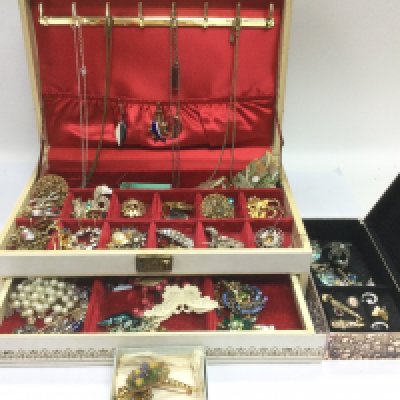 A box of costume jewellery and a smaller box of jewellery (2). Shipping category B.