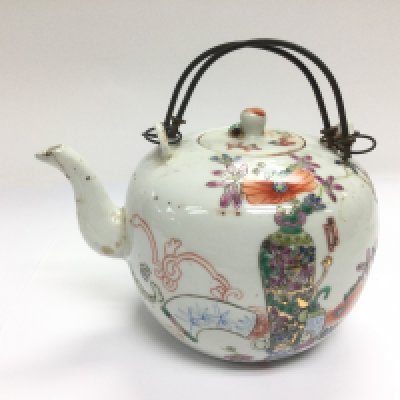 An Oriental teapot with hand painted decoration, approx height 12cm.0 NO RESERVE