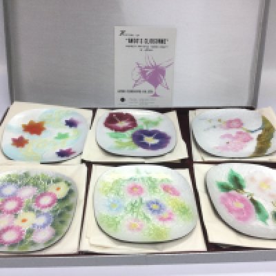 A boxed set of six Ando's Japanese cloissone dishes. Shipping category D.