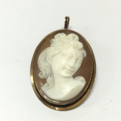 An 18ct gold mounted cameo pendant. 4.03g