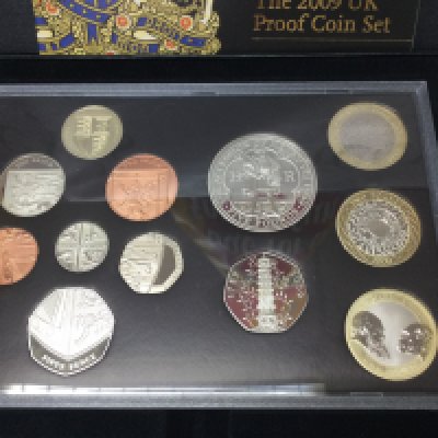A 2009 Royal mint UK proof coin set which includes the Kew Gardens 50p Postage B