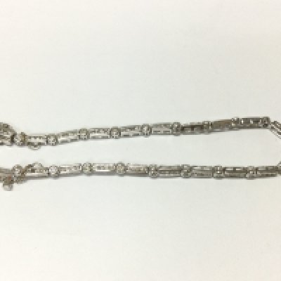 An 18ct white gold bracelet set with diamonds. 7.50g