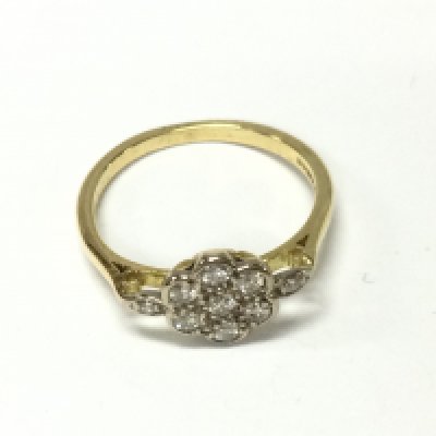 An 18ct yellow gold ring set with seven diamonds. 3.18g