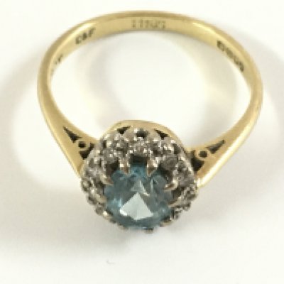 An 18ct gold aquamarine set ring. Approx weight 3.42grams, size N.