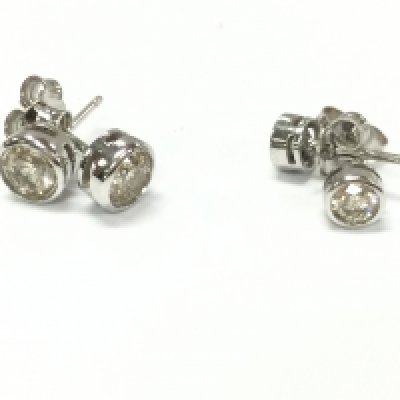 Two pairs of 18ct white gold diamond stud earrings. Larger diamond have 4-5mm diameter approximately and smaller 3-4mm