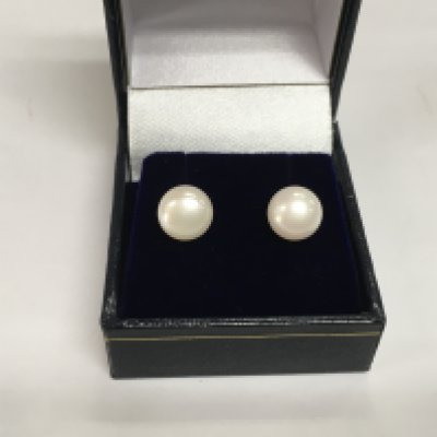 A pair of 9ct yellow gold oblate spheroid white cultured pearl studs. Shipping category A.