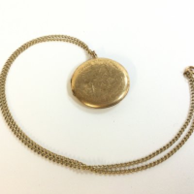A 9ct gold pendant with 9ct chain . 14.2g total weight. Postage category A