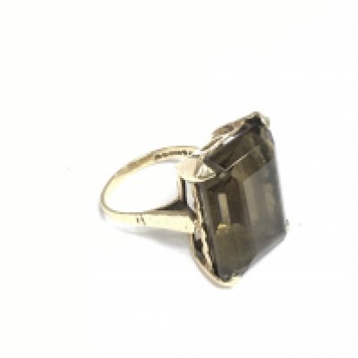 A large 9ct gold quartz ring, approx 7.3g and approx size M. Shipping category A.