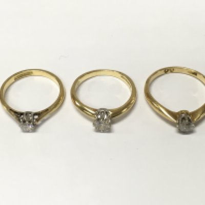 Three 18ct gold diamond solitaire rings. L and O approximately 7.8g