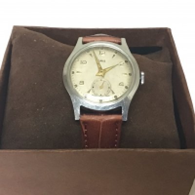 A midi Vintage Oris Swiss made manual watch with second subsidiary dial 17 Jewel. Seen working.