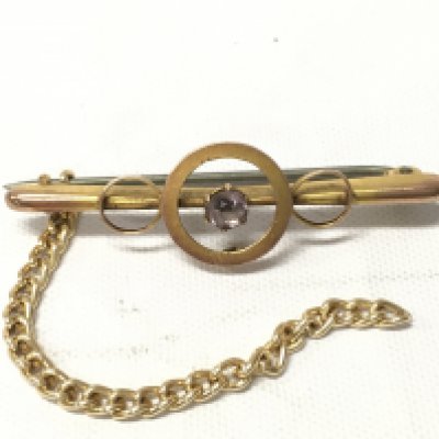 A 9ct gold brooch with a yellow metal safety chain attached. Approx weight 1.54 grams without safety chain. NO RESERVE