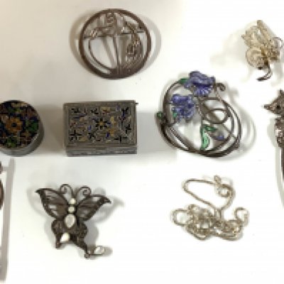 A small collection of sterling silver jewellery etc.