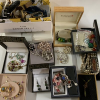 A small collection of costume jewellery.