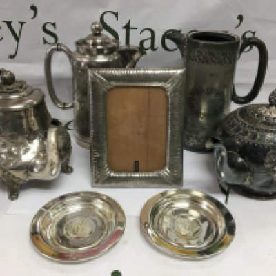 A collection of silver plated items comprising tea and coffee service items, cutlery etc. Shipping category D.