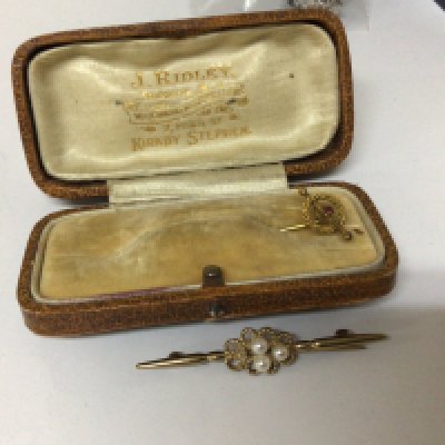 A 9carat gold brooch set with cultured pearls and a stick pin (2) NO RESERVE