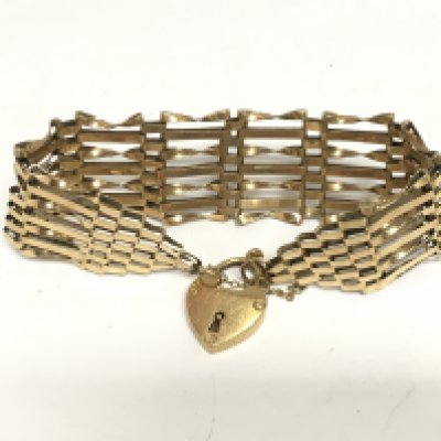 A 9ct gold gate bracelet, approx 16.6g. Shipping category A.