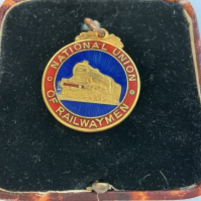 A heavy 9ct gold National Union of Railways enamelled pendant, 10g.