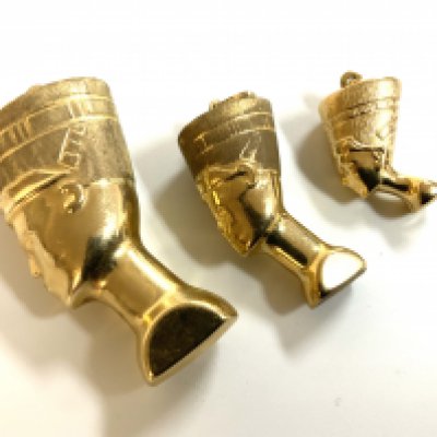 3 9ct gold Nefertiti bust pendants