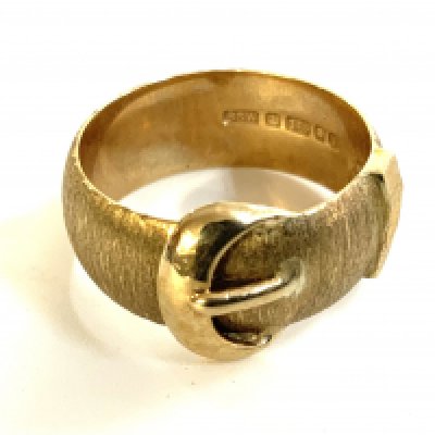 a vintage 9ct gold buckle design ring. Size P (A)