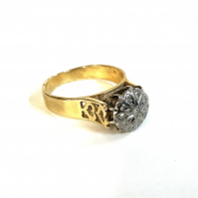 A heavy 18ct gold diamond set cluster ring. (N.5).