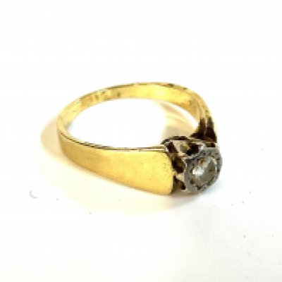 An unmarked 18ct yellow gold diamond solitaire ring. Size M. (A)