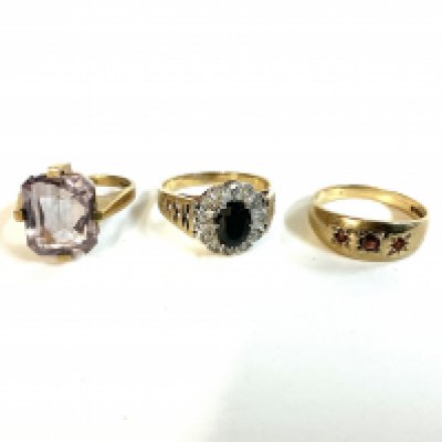 3 gold rings, a 9ct gold and amethyst set ring, 9ct gold sapphire set ring, 3 stone garnet ring (A)