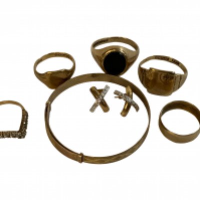 A mixed lot of 9ct gold jewellery to include a gold bangle, 5 gold rings, stud earrings. (A)