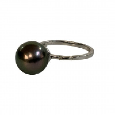 A 10K gold and large black pearl ring, 11mm. Size S. (A)